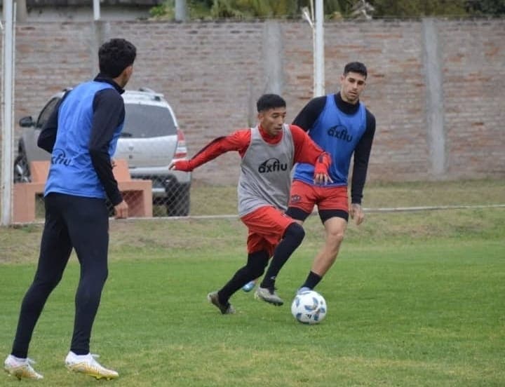 Lo convocó De Paoli, entrenó con el primer equipo, perdió lugar y ahora busca su sueño en Racing de Córdoba, la historia de Uriel Perpetto
