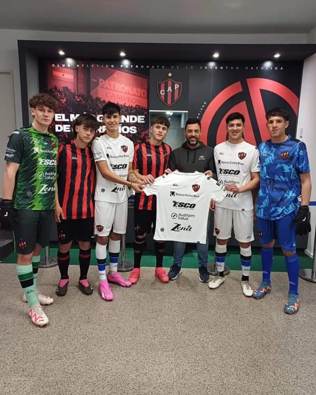 Los pibes de Patronato, con nuevas camisetas