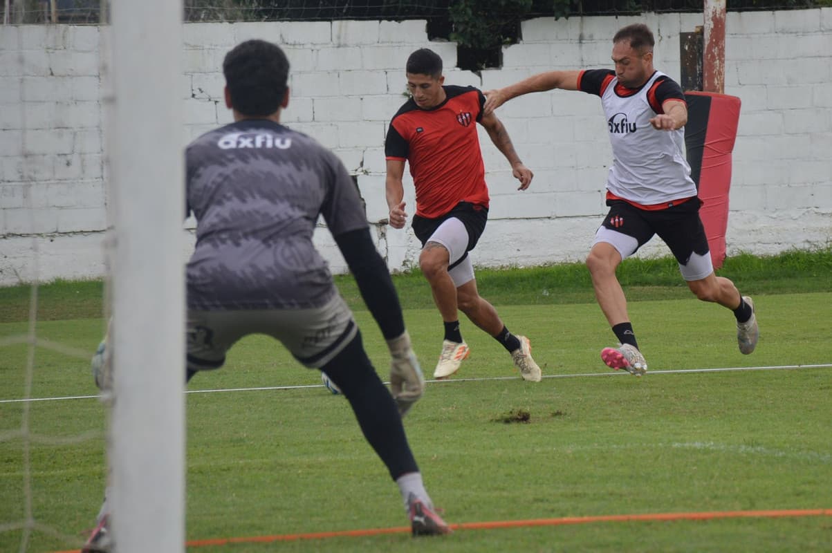 Maxi Rueda podría seguir como lateral en Patronato ¿Cómo está Navas?