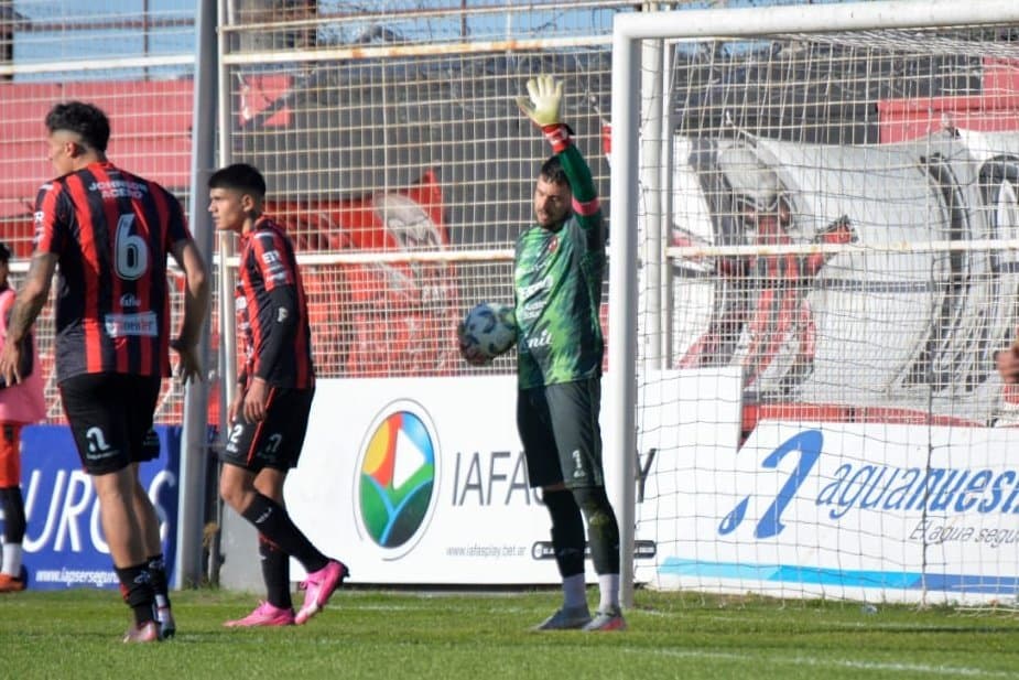 Salvá atajó su tercer penal consecutivo