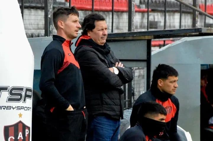 Adrián Bruffal conversó con el plantel de Patronato