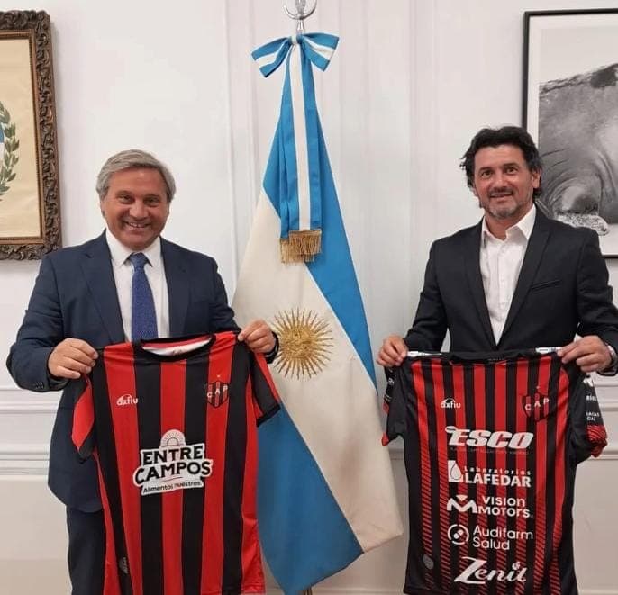 La camiseta de Patronato en la Embaja Argentina de Madrid