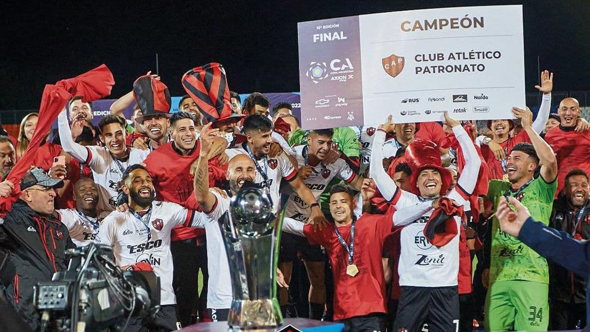 Patronato en la mesa de los 33